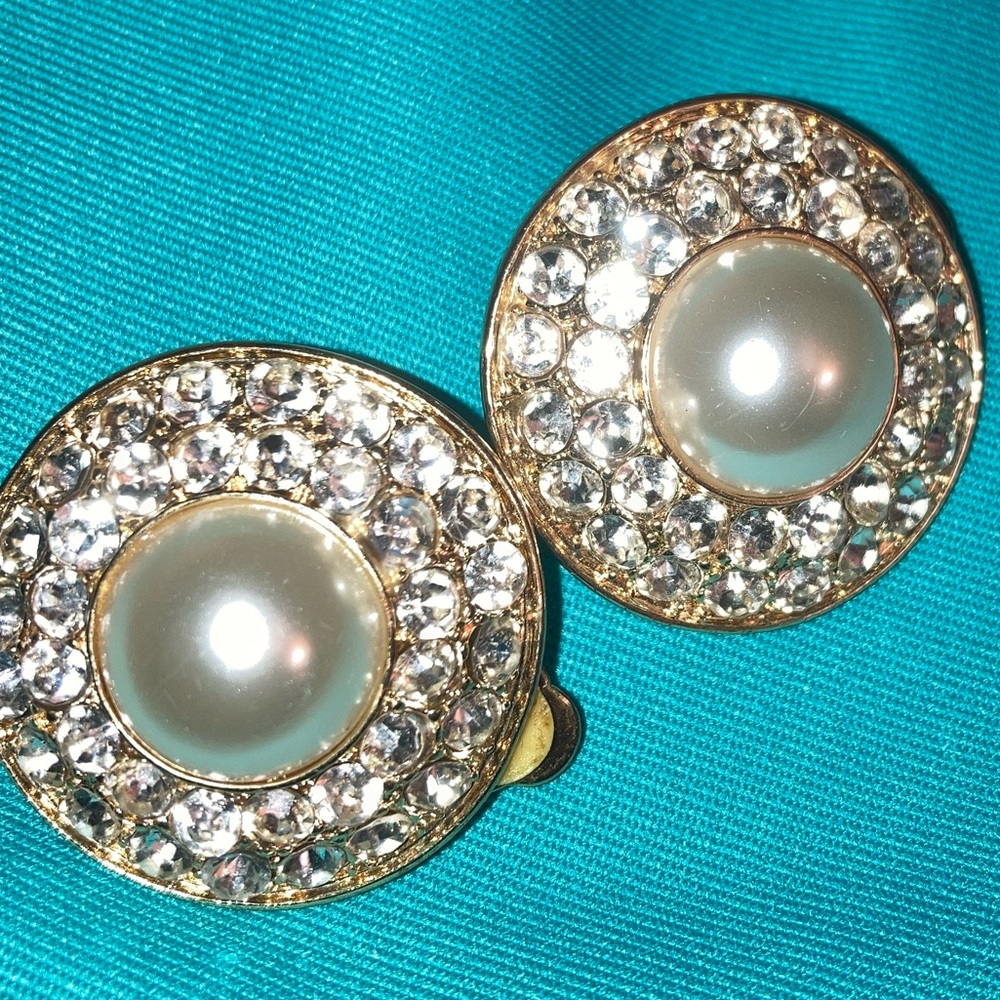 Absolutely gorgeous vintage pearl & rhinestone clip on earrings